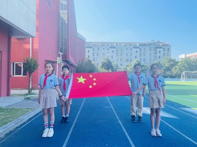 庆祖国华诞，向国旗敬礼